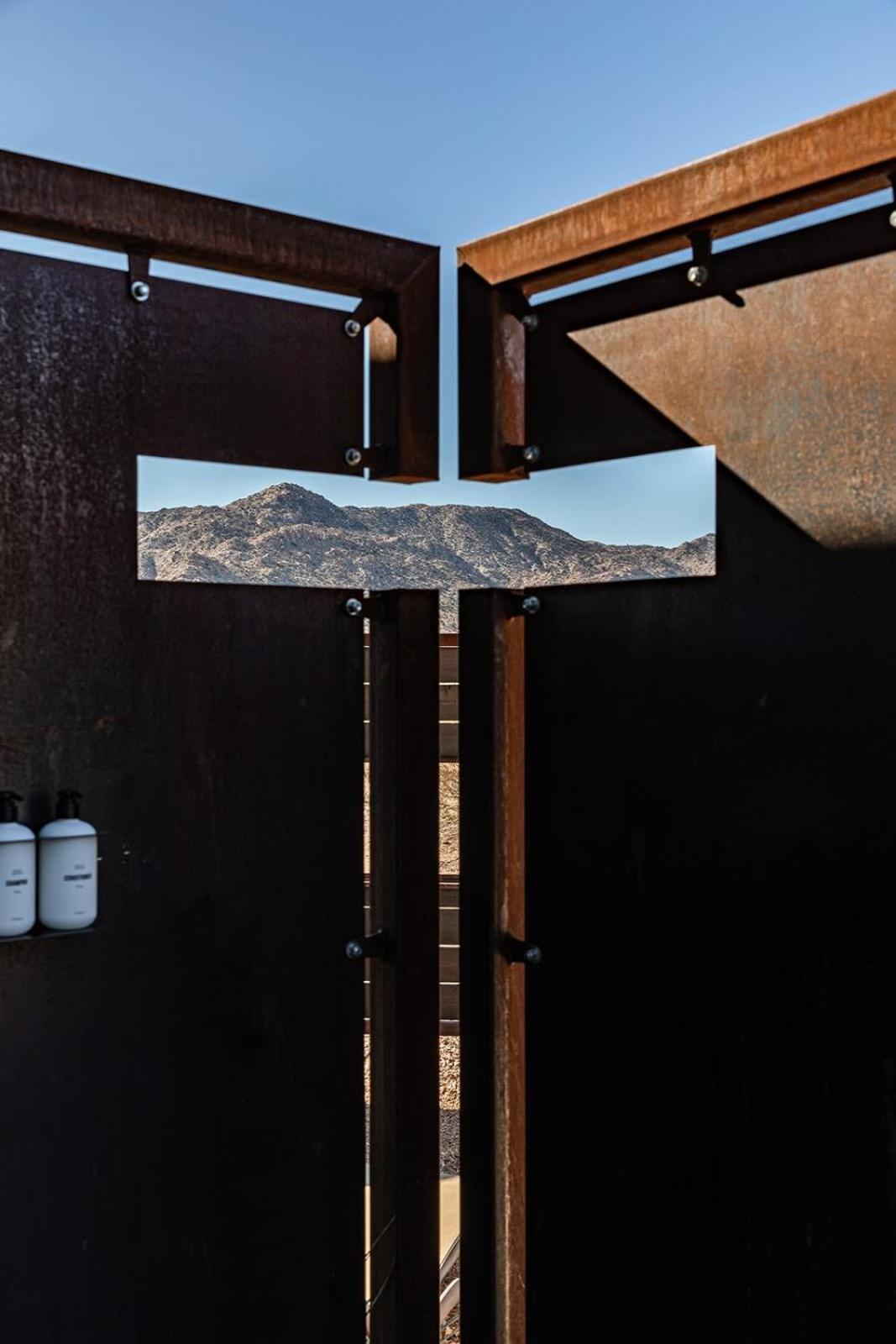 Shelter 2 L A Classic At Joshua Tree Park Entrance Eksteriør billede